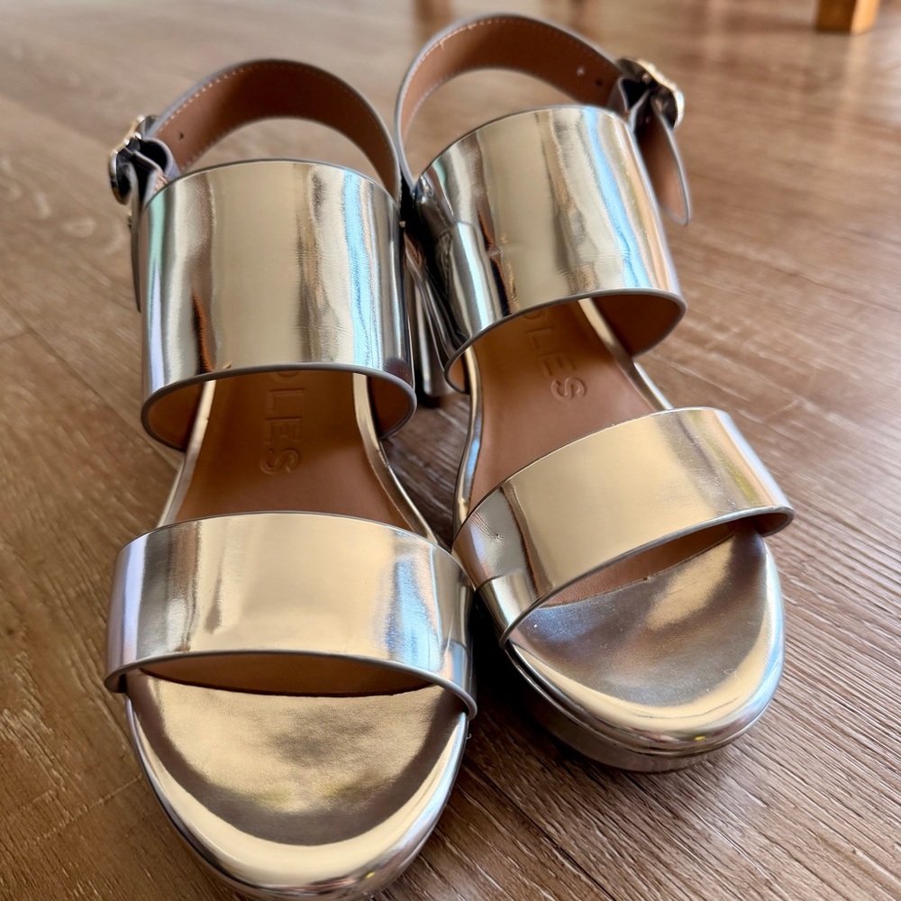 Aerosoles Camera Platform Sandal in Metallic Silver (8.5) - Picture 2 of 6